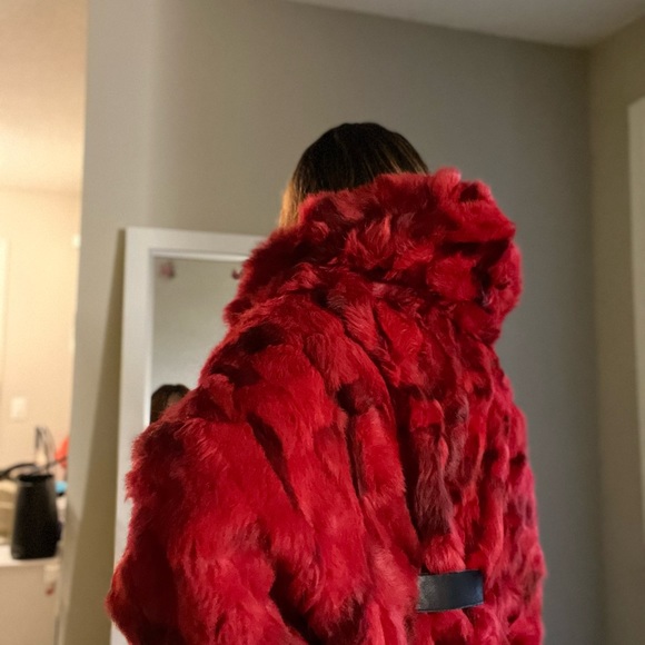 Baby It’s COLD OUTSIDE & This STUNNING red rabbit fur is the perfect for it - Picture 8 of 8